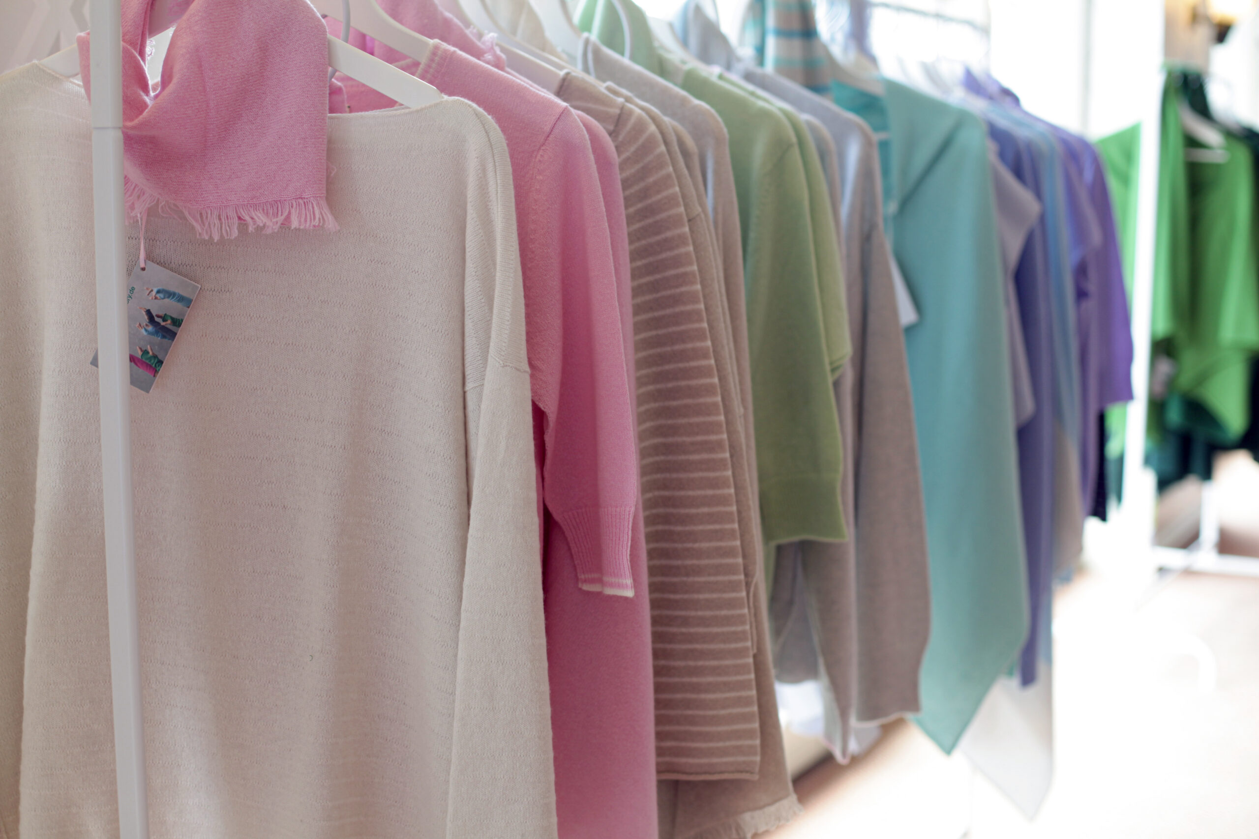 Cashmere-Modelle in unterschielichen Farben auf Kleiderstaendern haengend