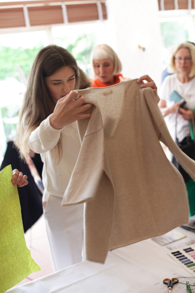 Cashmere_Verkaufstag, ein cashmere Modell wird eingepackt