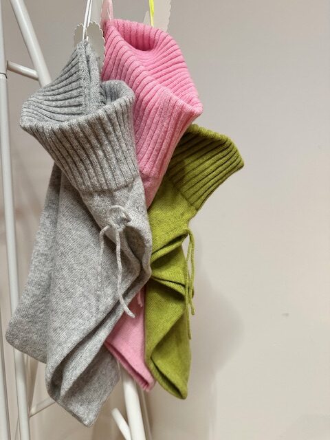 Cashmere_Accessoires, Kapuze am Rollkragen in drei unterschiedlichen schönen Farben (graumelange, hellrosa und Apfelgruen)