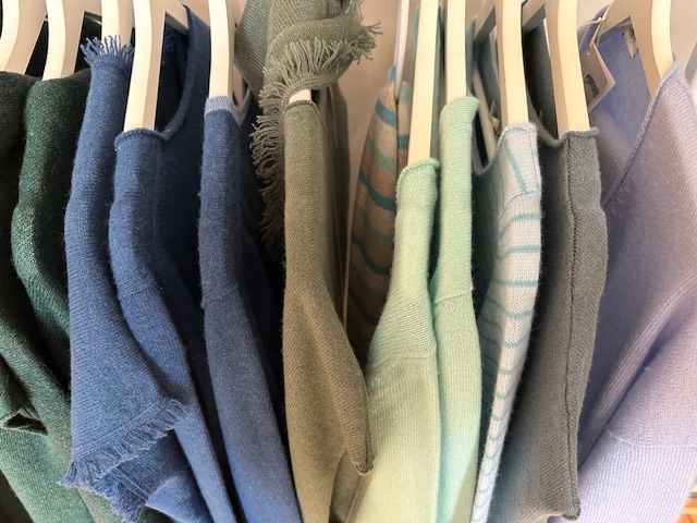 Cashmere-Modell, blaugruen, auf Kleiderstange